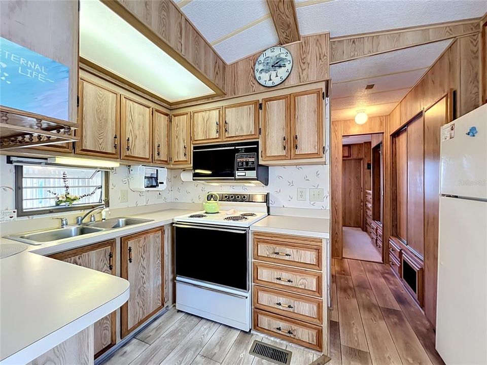 На продажу: $90,000 (1 спален, 1 ванн, 676 Квадратных фут)