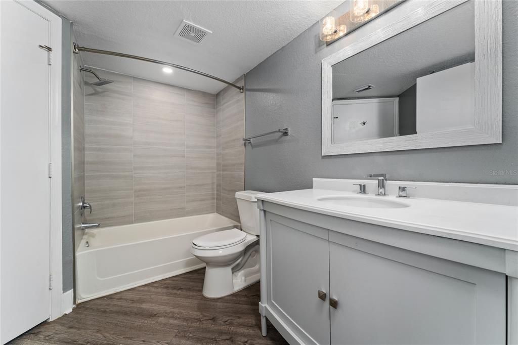 Activo con contrato: $224,900 (2 camas, 2 baños, 1026 Pies cuadrados)