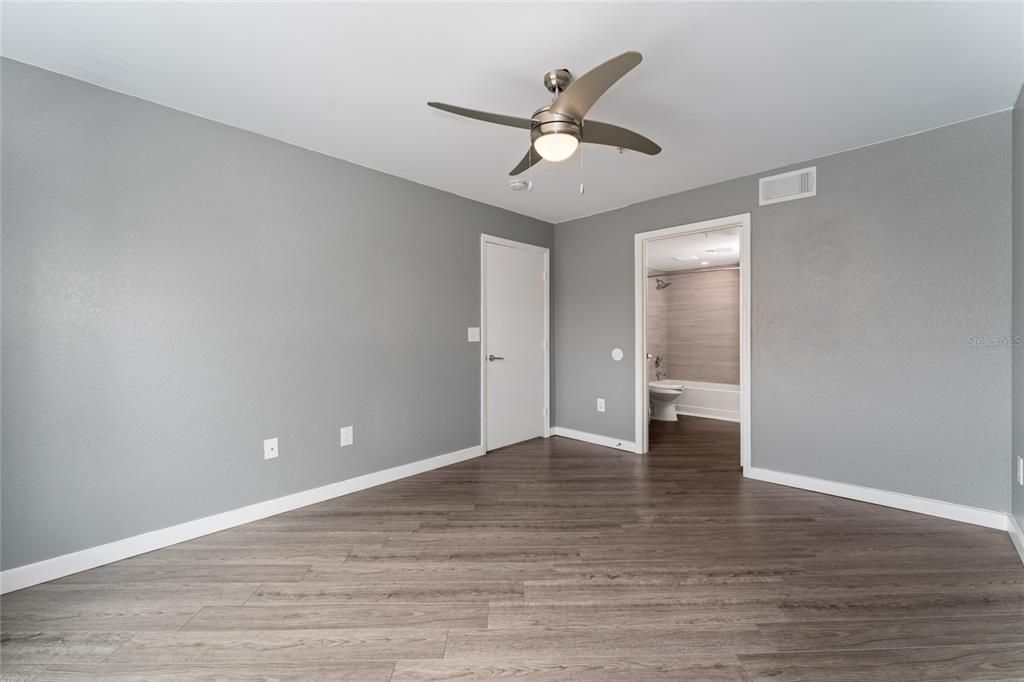 Activo con contrato: $224,900 (2 camas, 2 baños, 1026 Pies cuadrados)