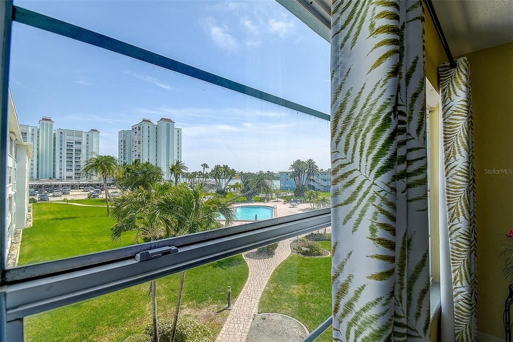 На продажу: $295,000 (2 спален, 1 ванн, 910 Квадратных фут)