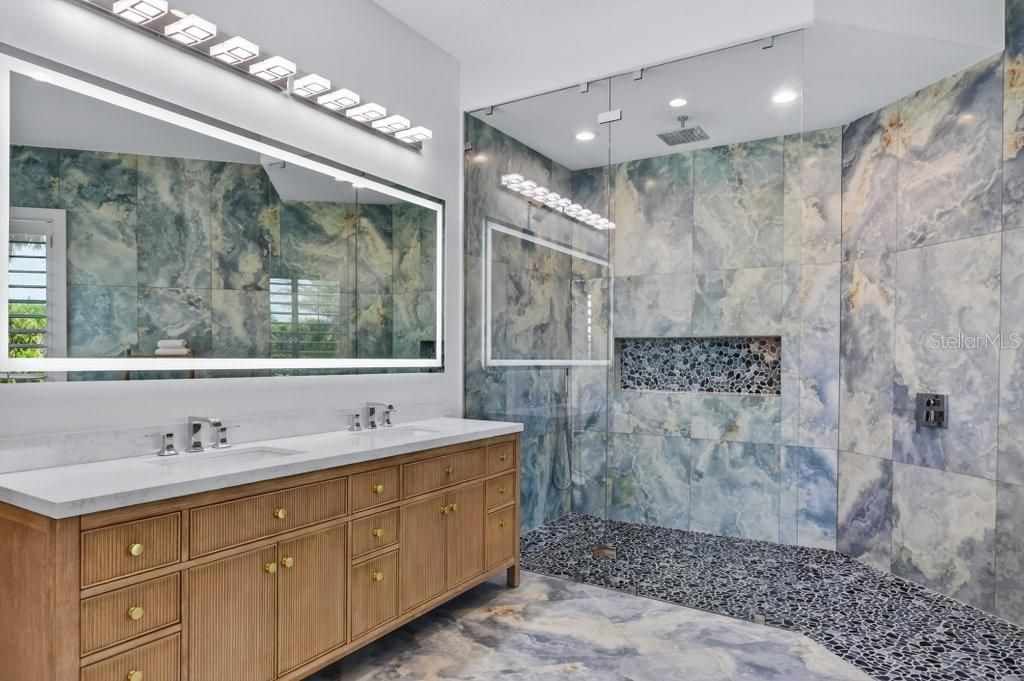 En Venta: $3,679,000 (5 camas, 4 baños, 4718 Pies cuadrados)