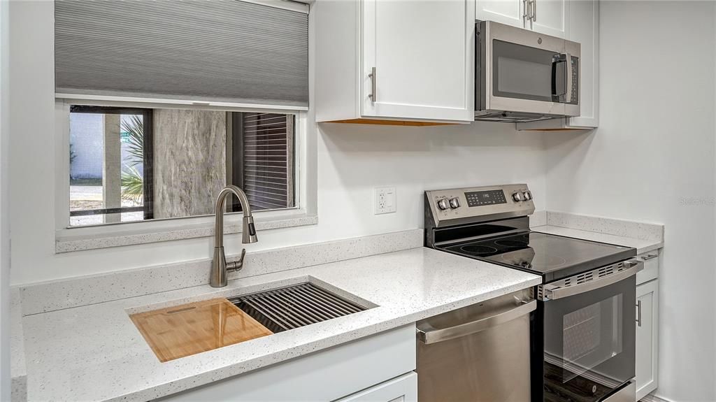 Active With Contract: $194,990 (3 beds, 2 baths, 1293 Square Feet)