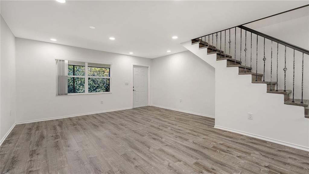 Active With Contract: $194,990 (3 beds, 2 baths, 1293 Square Feet)