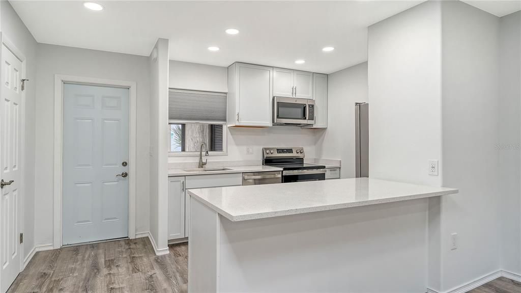 Active With Contract: $194,990 (3 beds, 2 baths, 1293 Square Feet)