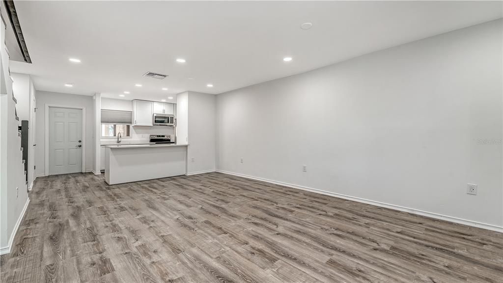 Active With Contract: $194,990 (3 beds, 2 baths, 1293 Square Feet)