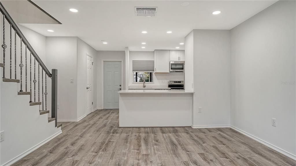 Active With Contract: $194,990 (3 beds, 2 baths, 1293 Square Feet)