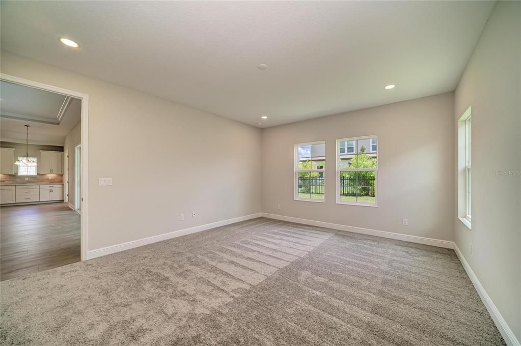 Под контрактом: $688,164 (4 спален, 3 ванн, 2751 Квадратных фут)