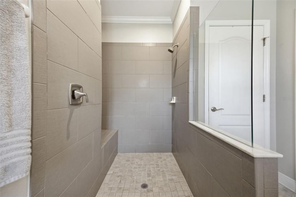 Activo con contrato: $1,020,000 (4 camas, 4 baños, 3710 Pies cuadrados)