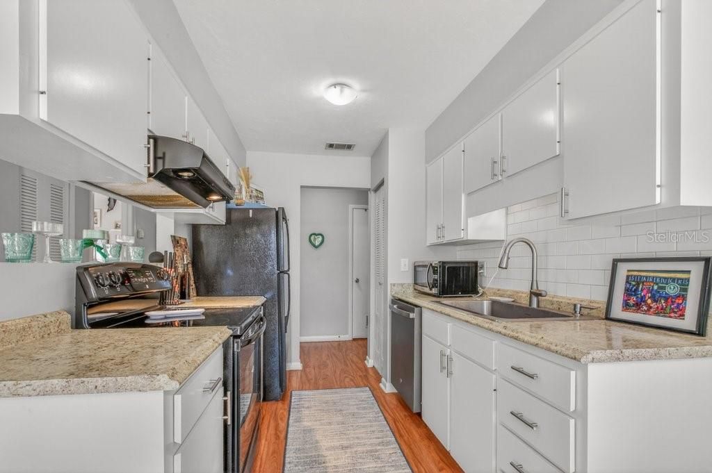 На продажу: $190,000 (2 спален, 2 ванн, 1225 Квадратных фут)