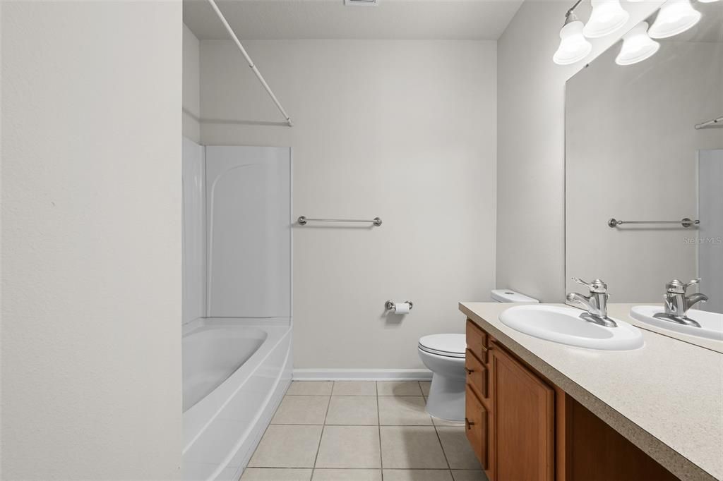 На продажу: $225,000 (3 спален, 2 ванн, 1401 Квадратных фут)