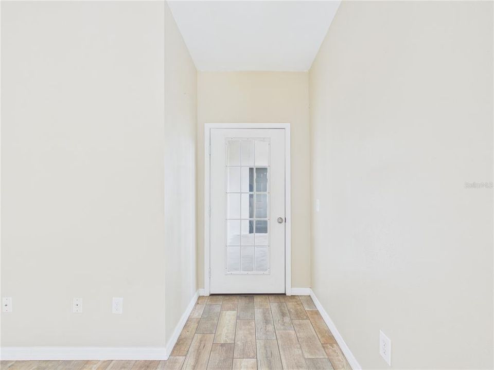 For Sale: $165,000 (2 beds, 2 baths, 1270 Square Feet)