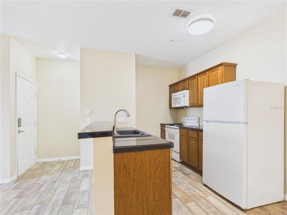 For Sale: $165,000 (2 beds, 2 baths, 1270 Square Feet)