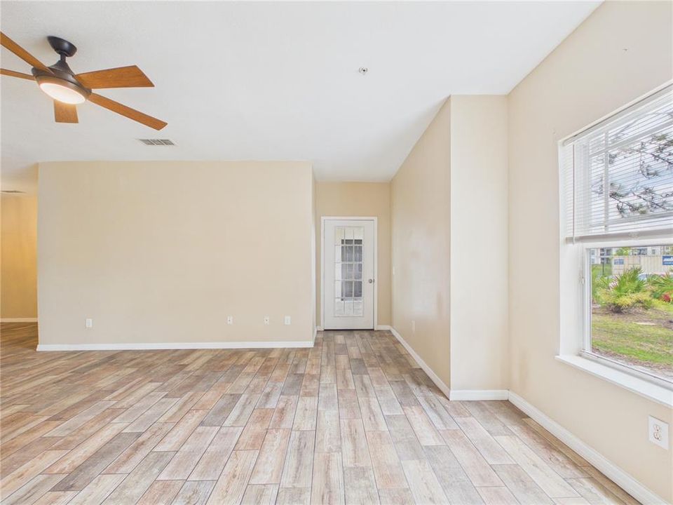 For Sale: $165,000 (2 beds, 2 baths, 1270 Square Feet)