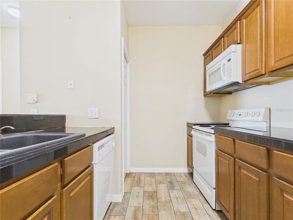 For Sale: $165,000 (2 beds, 2 baths, 1270 Square Feet)