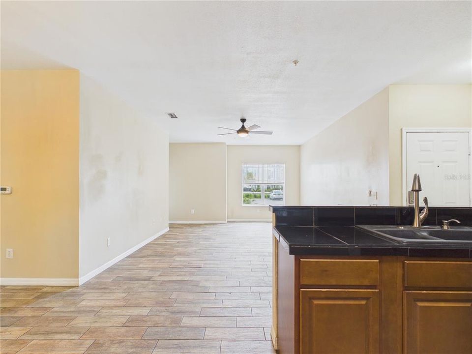 For Sale: $165,000 (2 beds, 2 baths, 1270 Square Feet)