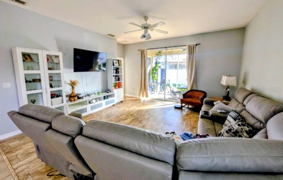 Active With Contract: $298,100 (3 beds, 2 baths, 1631 Square Feet)