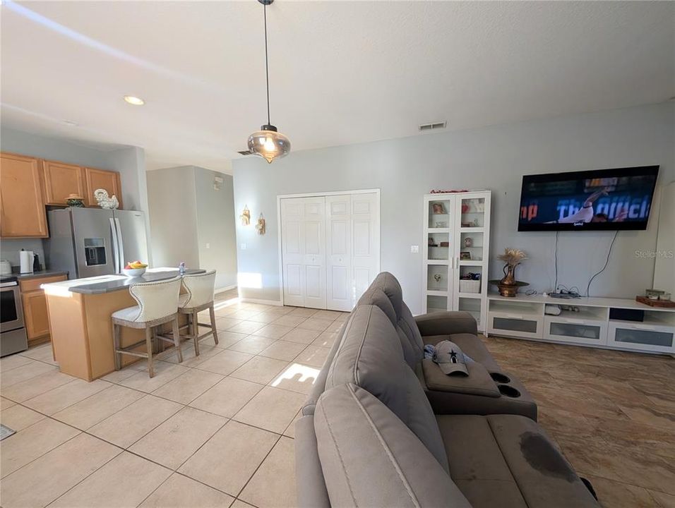 Active With Contract: $298,100 (3 beds, 2 baths, 1631 Square Feet)