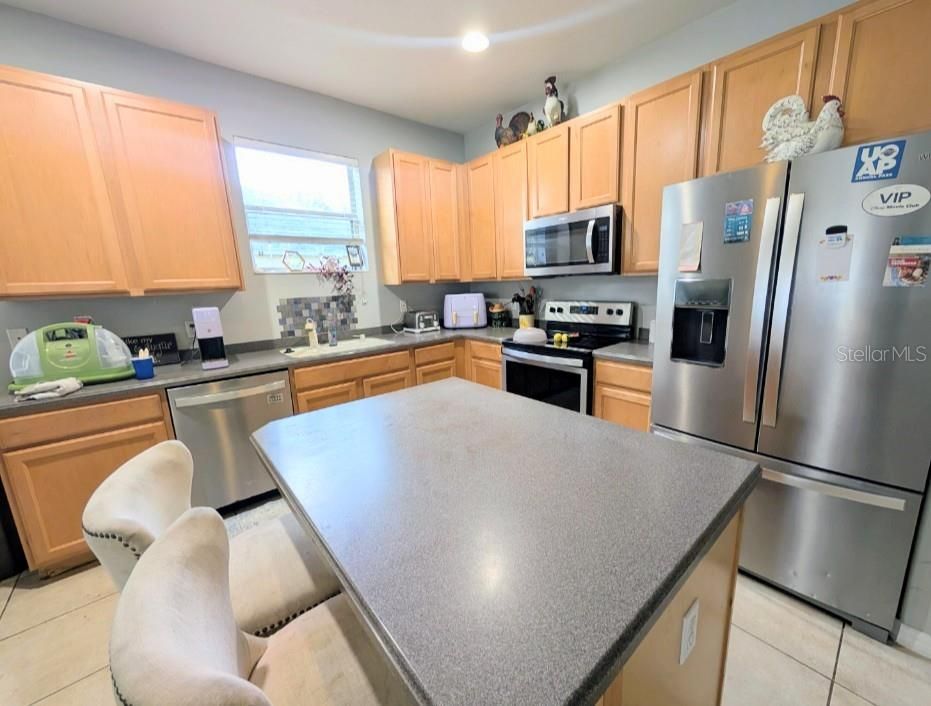 Active With Contract: $298,100 (3 beds, 2 baths, 1631 Square Feet)