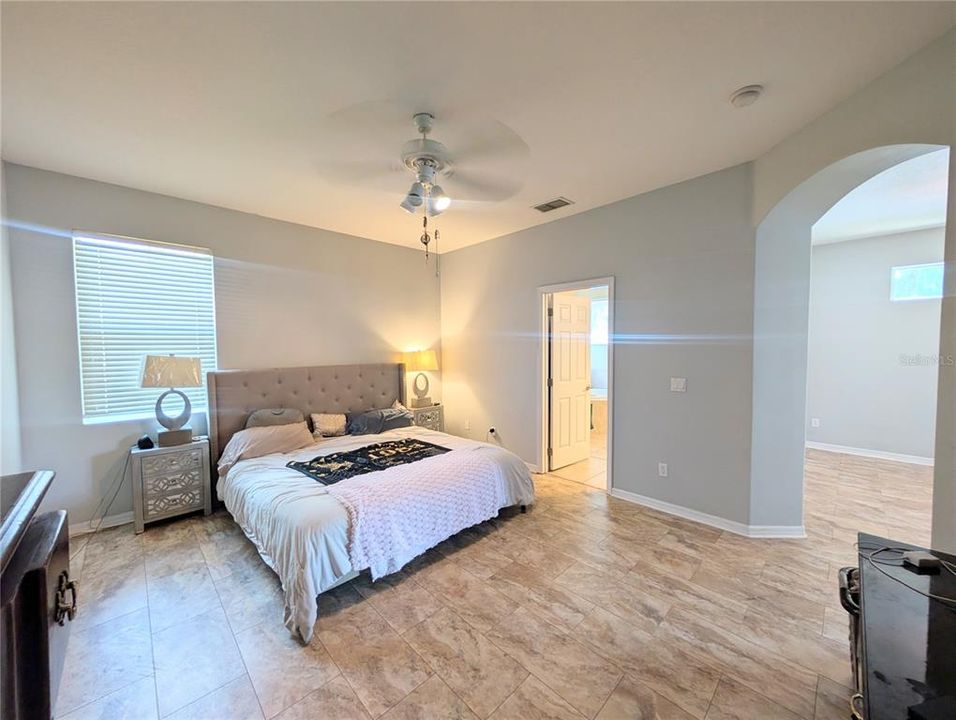 Active With Contract: $298,100 (3 beds, 2 baths, 1631 Square Feet)