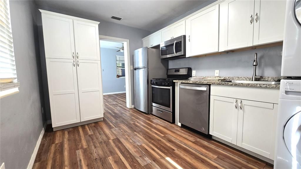 На продажу: $239,000 (2 спален, 1 ванн, 841 Квадратных фут)