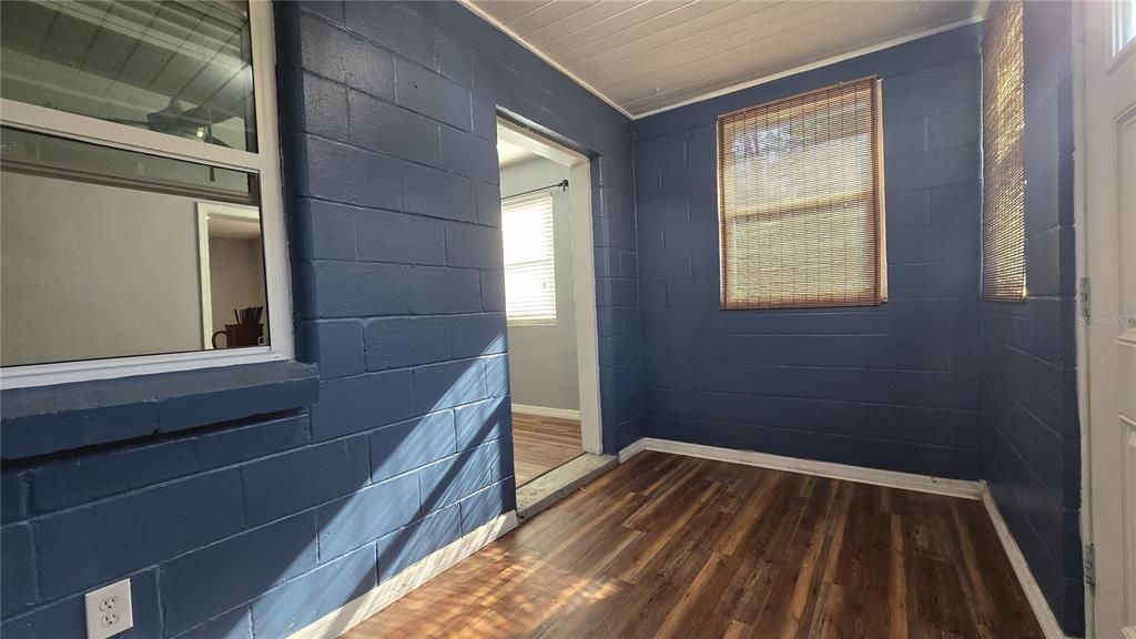 На продажу: $239,000 (2 спален, 1 ванн, 841 Квадратных фут)