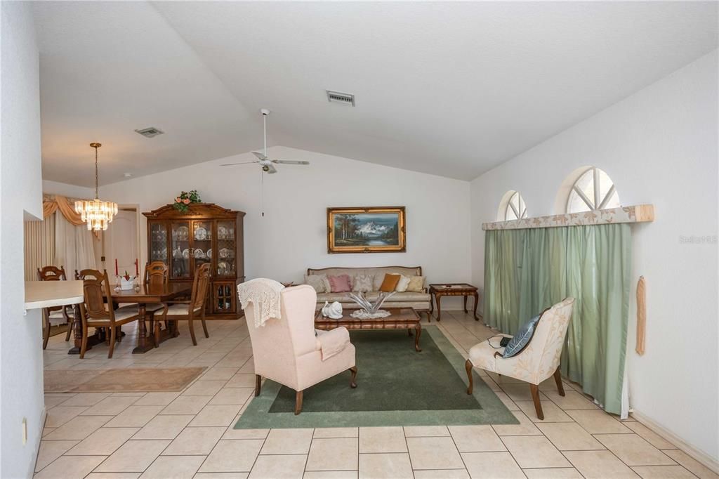 Activo con contrato: $350,000 (3 camas, 2 baños, 2050 Pies cuadrados)