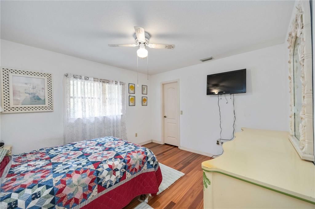 Activo con contrato: $350,000 (3 camas, 2 baños, 2050 Pies cuadrados)