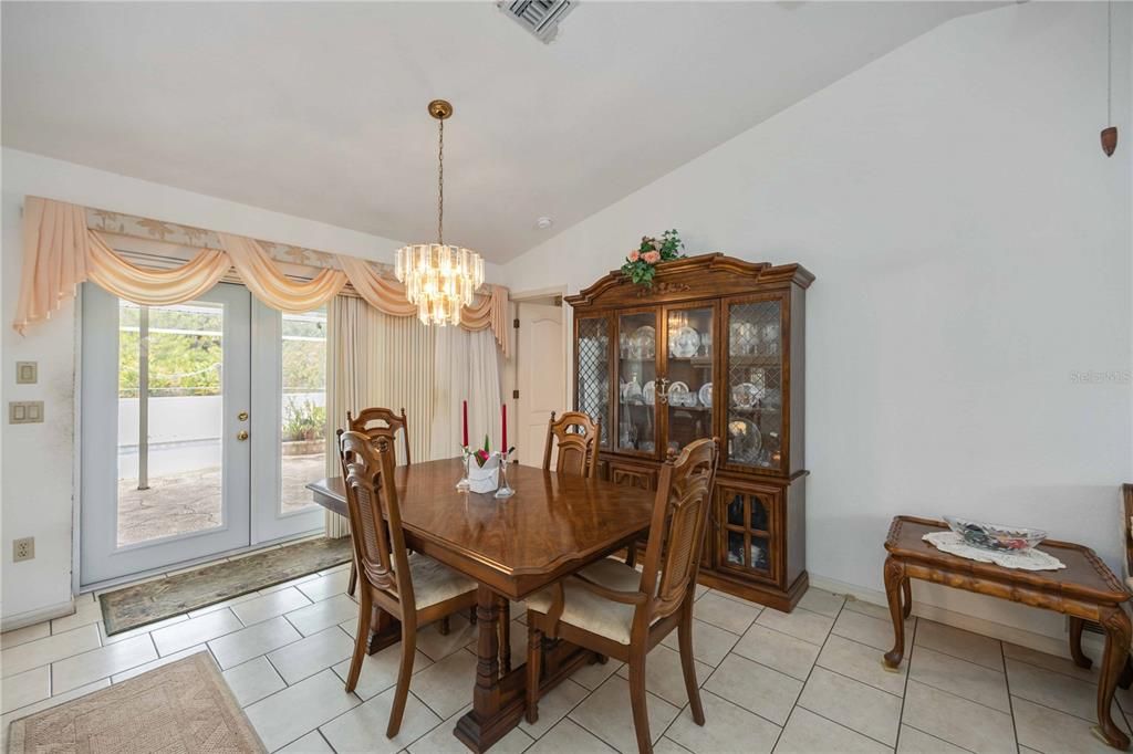 Activo con contrato: $350,000 (3 camas, 2 baños, 2050 Pies cuadrados)