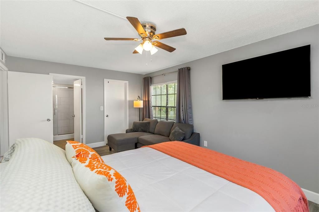 Active With Contract: $215,000 (2 beds, 2 baths, 1070 Square Feet)