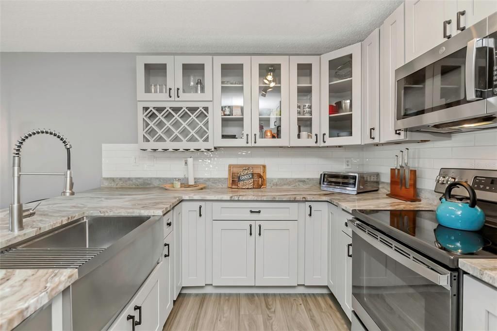 Active With Contract: $215,000 (2 beds, 2 baths, 1070 Square Feet)