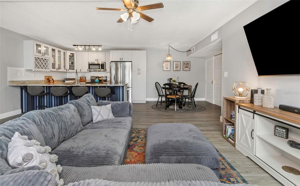 Active With Contract: $215,000 (2 beds, 2 baths, 1070 Square Feet)