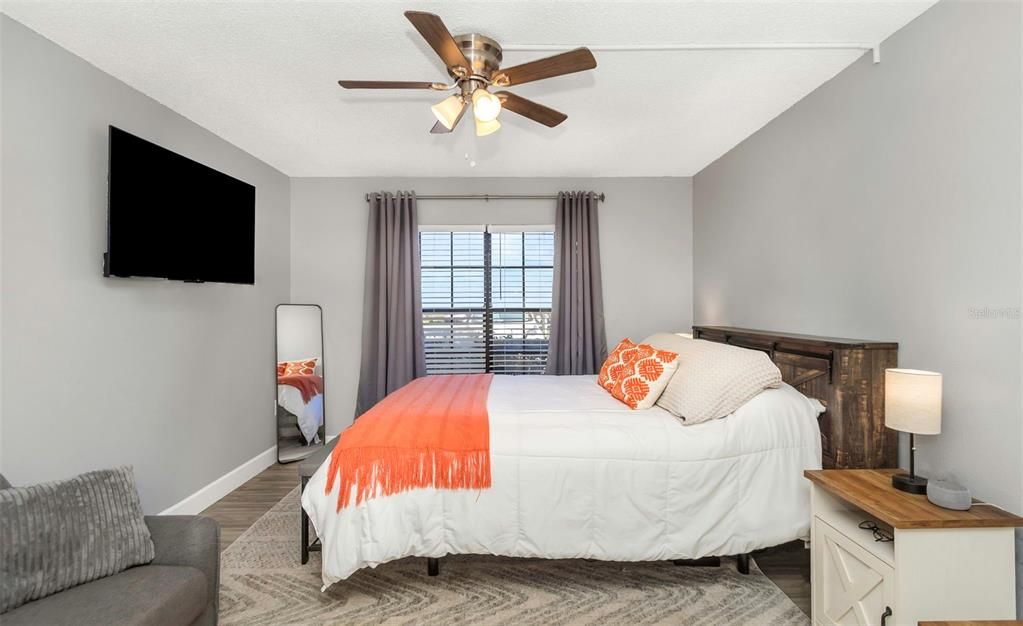 Active With Contract: $215,000 (2 beds, 2 baths, 1070 Square Feet)
