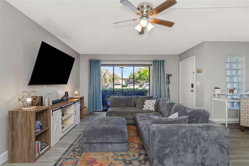 Active With Contract: $215,000 (2 beds, 2 baths, 1070 Square Feet)