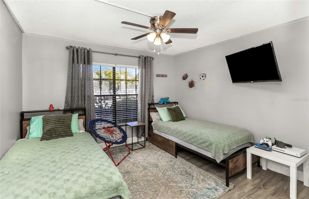 Active With Contract: $215,000 (2 beds, 2 baths, 1070 Square Feet)