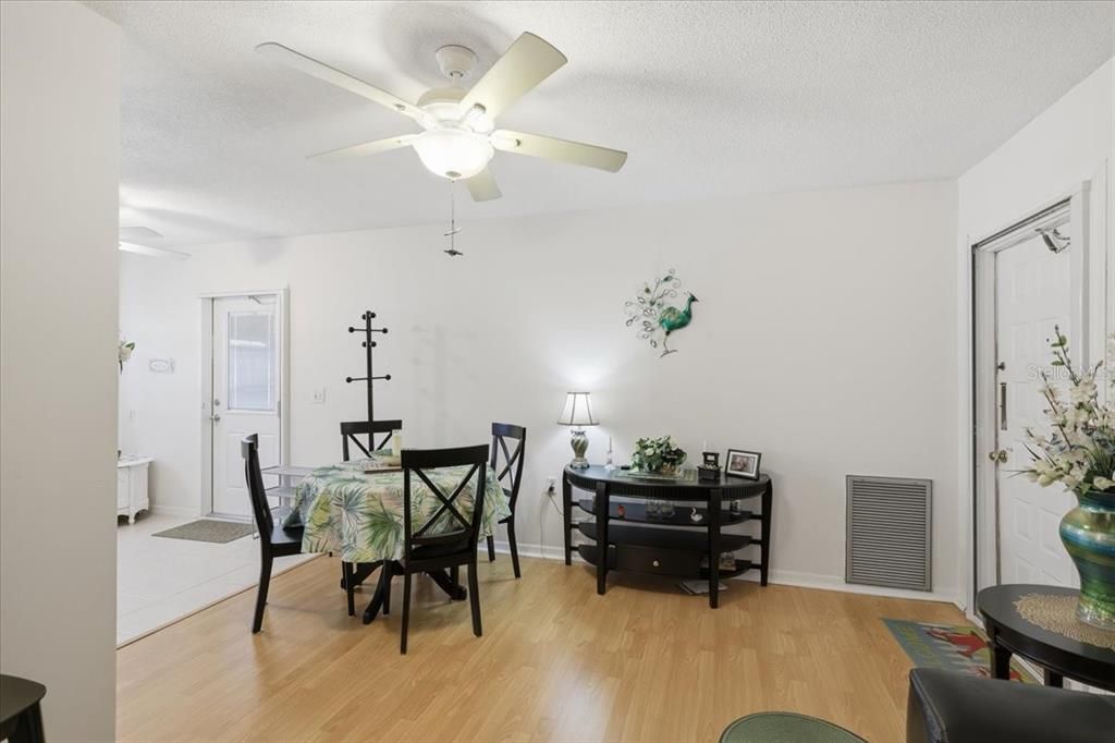 Activo con contrato: $145,900 (2 camas, 2 baños, 885 Pies cuadrados)
