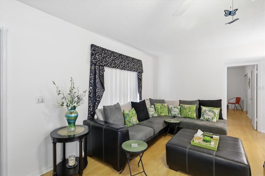 Activo con contrato: $145,900 (2 camas, 2 baños, 885 Pies cuadrados)