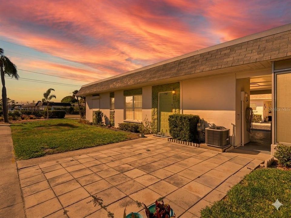 Activo con contrato: $145,900 (2 camas, 2 baños, 885 Pies cuadrados)