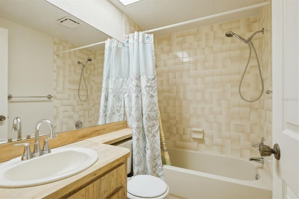 Под контрактом: $225,000 (3 спален, 2 ванн, 1017 Квадратных фут)