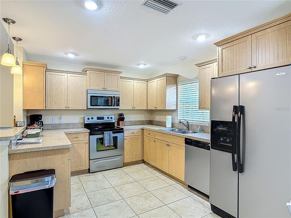 Active With Contract: $349,900 (3 beds, 2 baths, 1598 Square Feet)