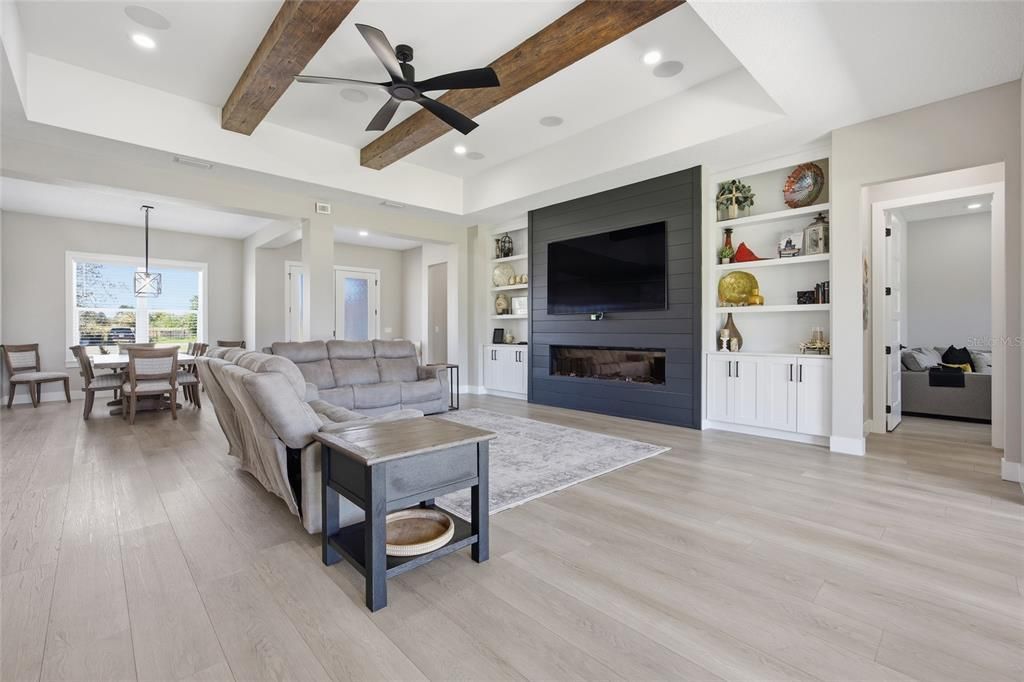 Activo con contrato: $695,000 (4 camas, 3 baños, 2880 Pies cuadrados)