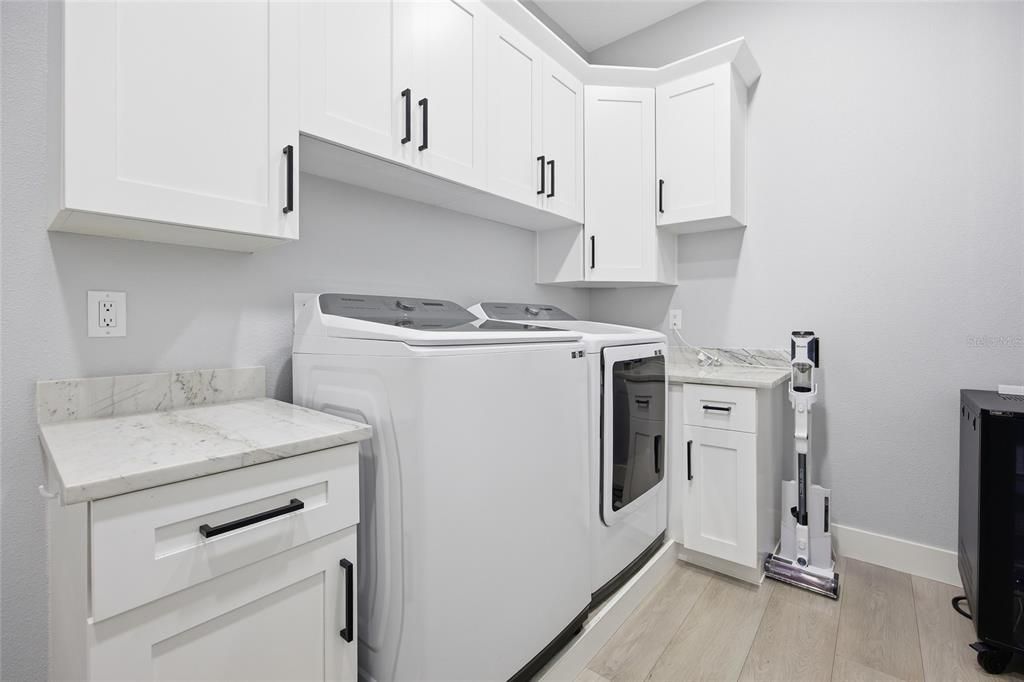 Activo con contrato: $695,000 (4 camas, 3 baños, 2880 Pies cuadrados)