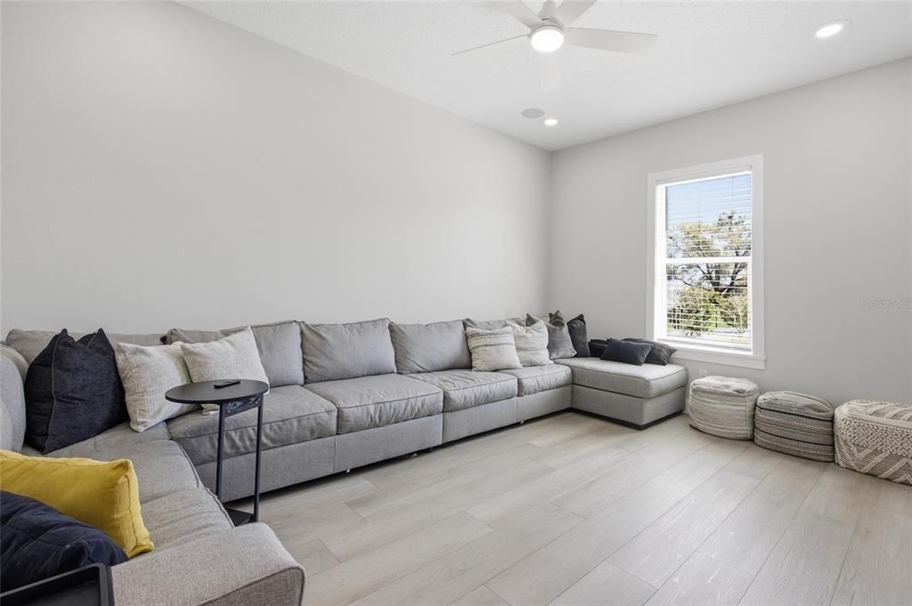 Activo con contrato: $695,000 (4 camas, 3 baños, 2880 Pies cuadrados)