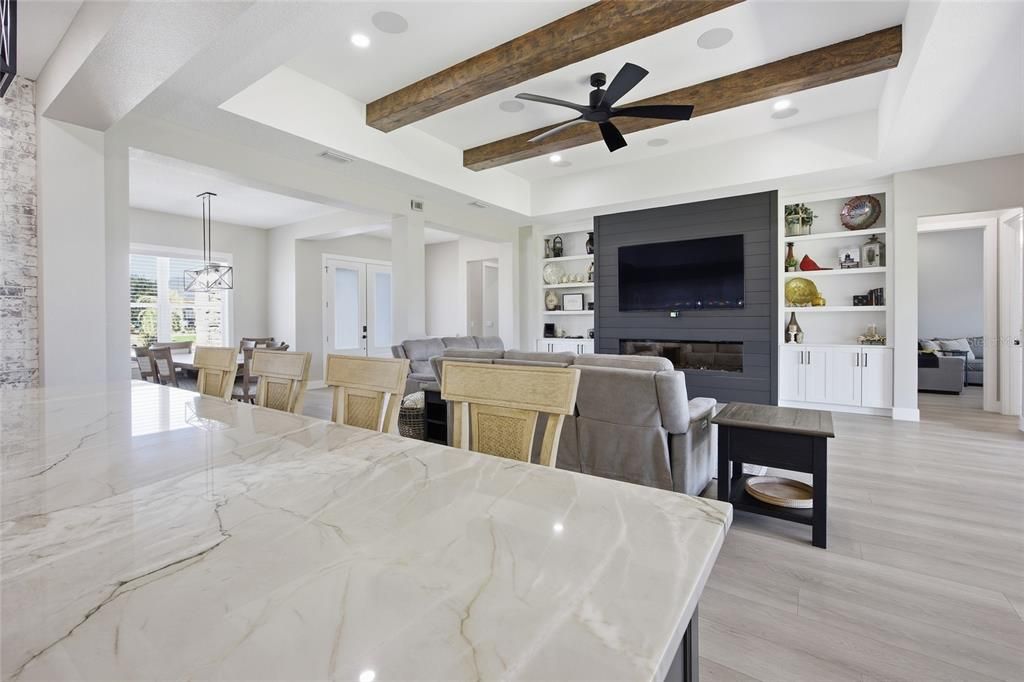 Activo con contrato: $695,000 (4 camas, 3 baños, 2880 Pies cuadrados)
