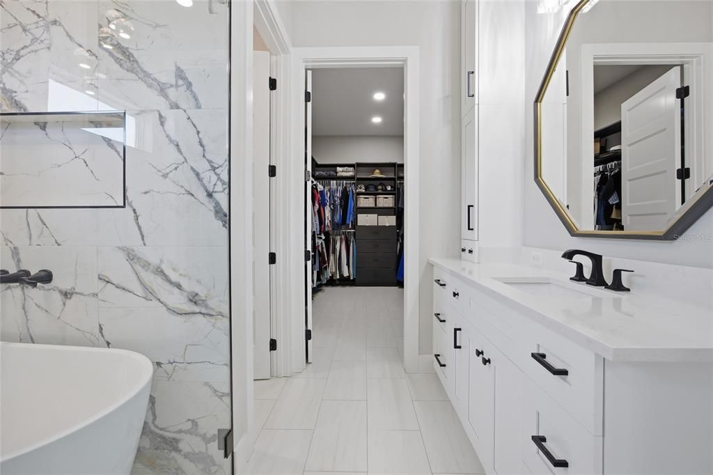 Activo con contrato: $695,000 (4 camas, 3 baños, 2880 Pies cuadrados)