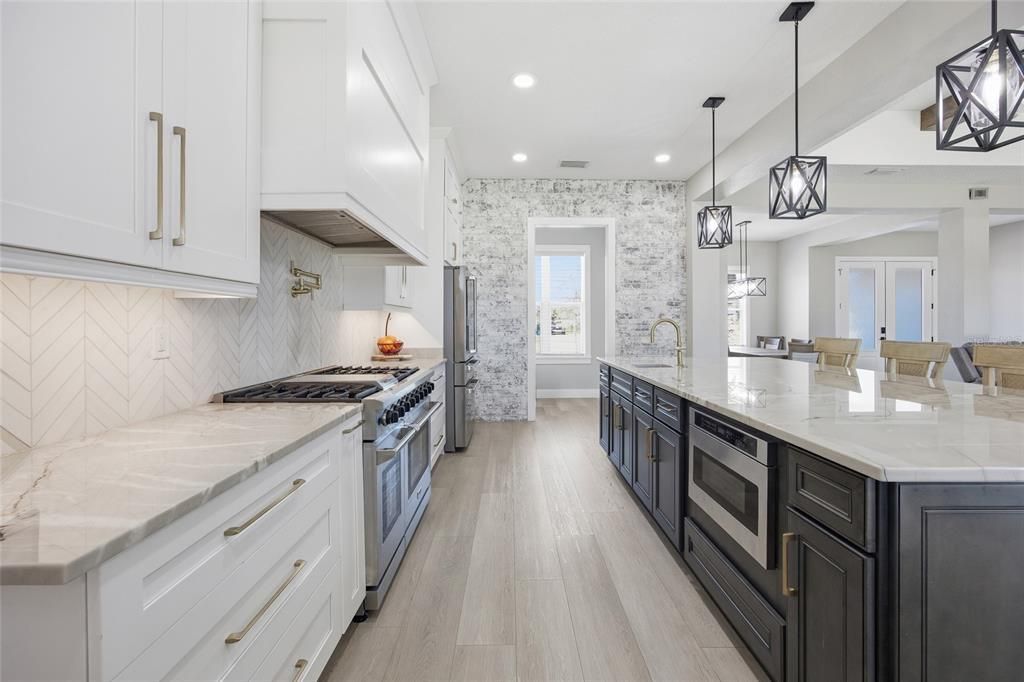 Activo con contrato: $695,000 (4 camas, 3 baños, 2880 Pies cuadrados)