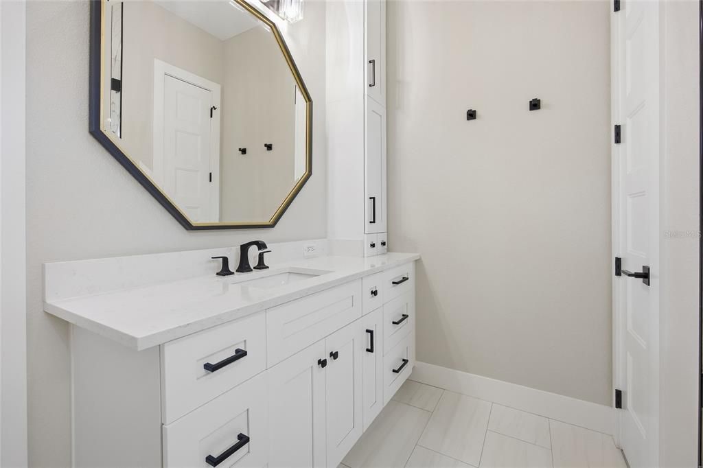 Activo con contrato: $695,000 (4 camas, 3 baños, 2880 Pies cuadrados)