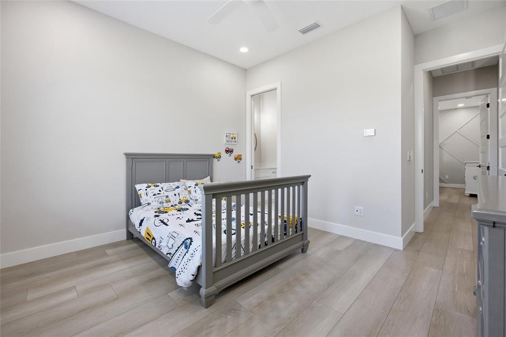 Activo con contrato: $695,000 (4 camas, 3 baños, 2880 Pies cuadrados)