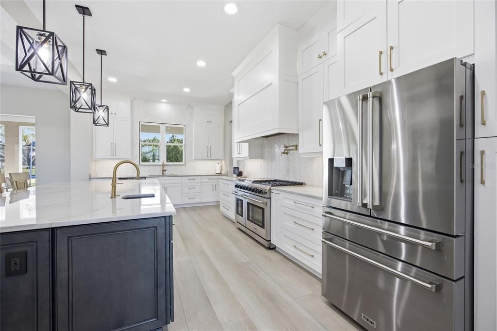 Activo con contrato: $695,000 (4 camas, 3 baños, 2880 Pies cuadrados)