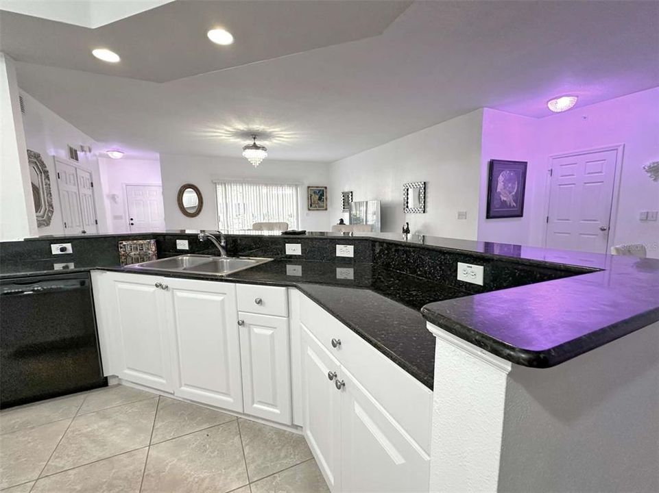 待售: $425,000 (3 贝兹, 2 浴室, 1965 平方英尺)