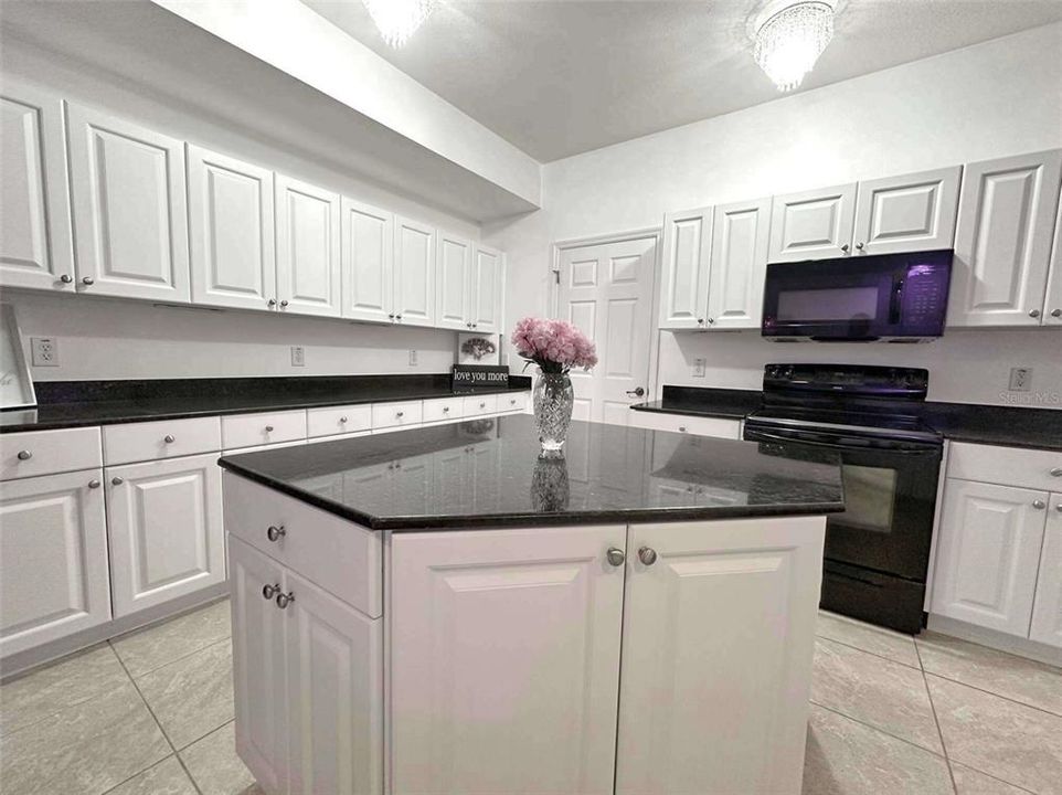 待售: $425,000 (3 贝兹, 2 浴室, 1965 平方英尺)